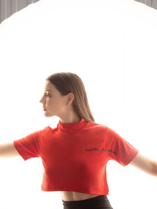 Comfort Fit Text Print Turtleneck Active Crop Top in Red