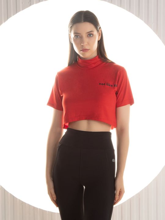 Comfort Fit Text Print Turtleneck Active Crop Top in Red